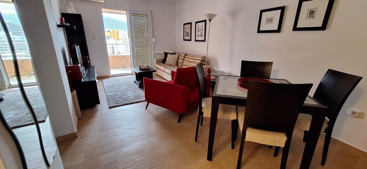 Izdaje se namjesten jednosoban stan u Budvi 